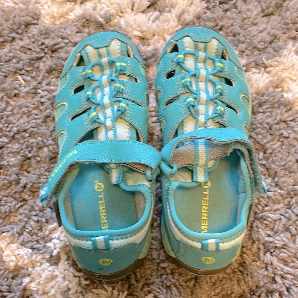 Kids merrell shoes, in great condition only worn twice indoors, kids size 2.